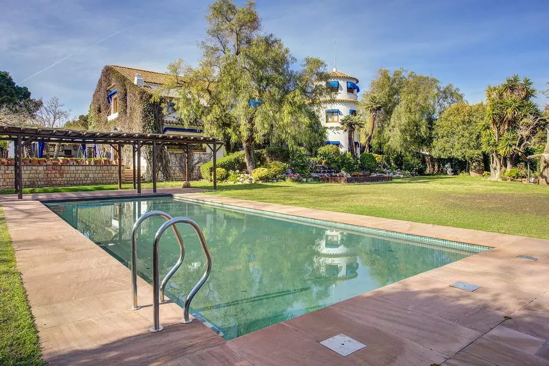 La hist&oacute;rica villa diplom&aacute;tica de Roger Tur Pallier, del 1947,  est&aacute; a la venta en Sitges / Walter Haus