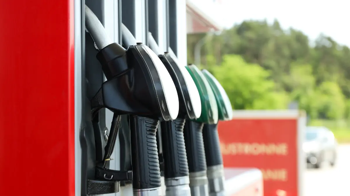 Desplome de la gasolina este jueves: el motivo por el que llenar el dep&oacute;sito es m&aacute;s barato tras la bajada del IVA en el BOE.