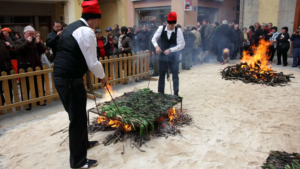 Cal&ccedil;otada tradicional en Valls, origen de la fiesta catalana vinculada a Arag&oacute;n. Wikipedia.