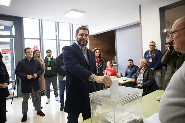 Alejandro Nolasco votando ./ VOX