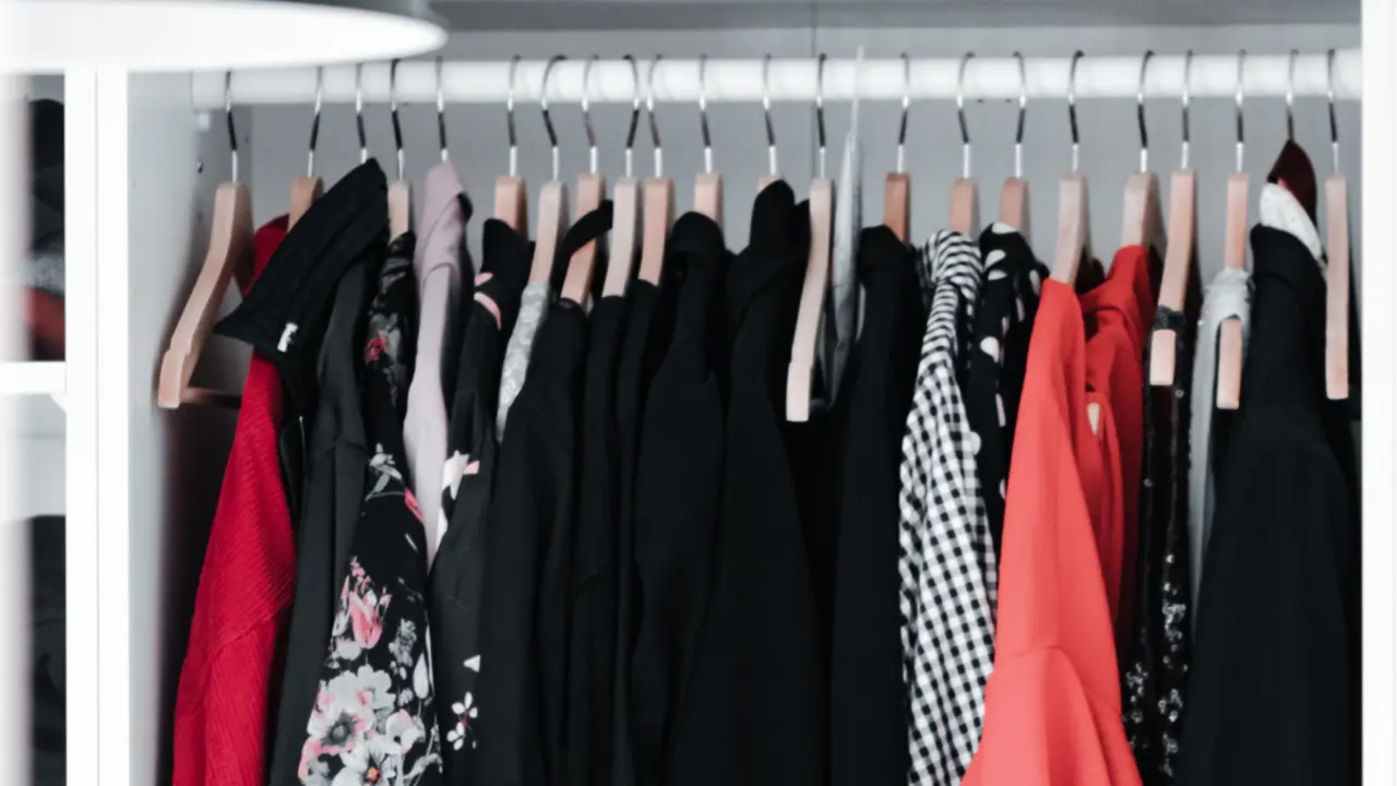 Los 5 vestidos "anti-ajustes" de Zara que las mujeres de 50 a&ntilde;os est&aacute;n agotando para no marcar nada este verano