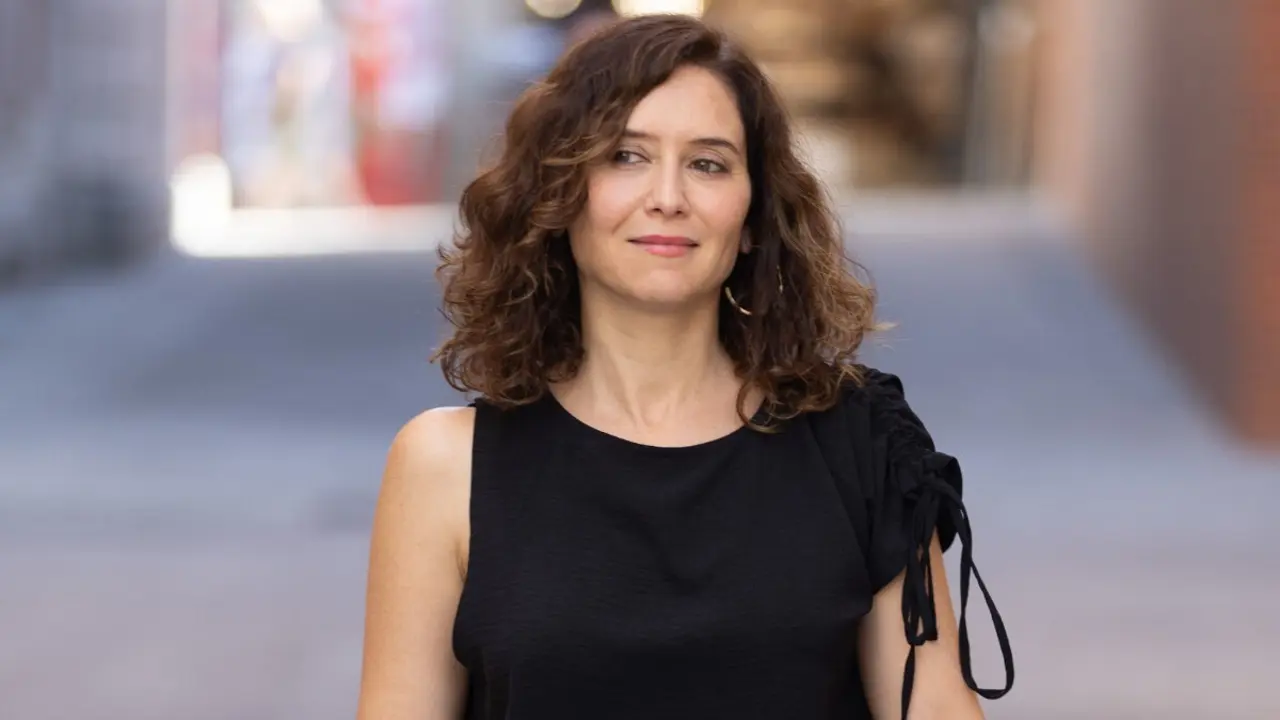 Las zapatillas Joma de Isabel D&iacute;az Ayuso: el modelo espa&ntilde;ol de 120 euros que ya tiene lista de espera