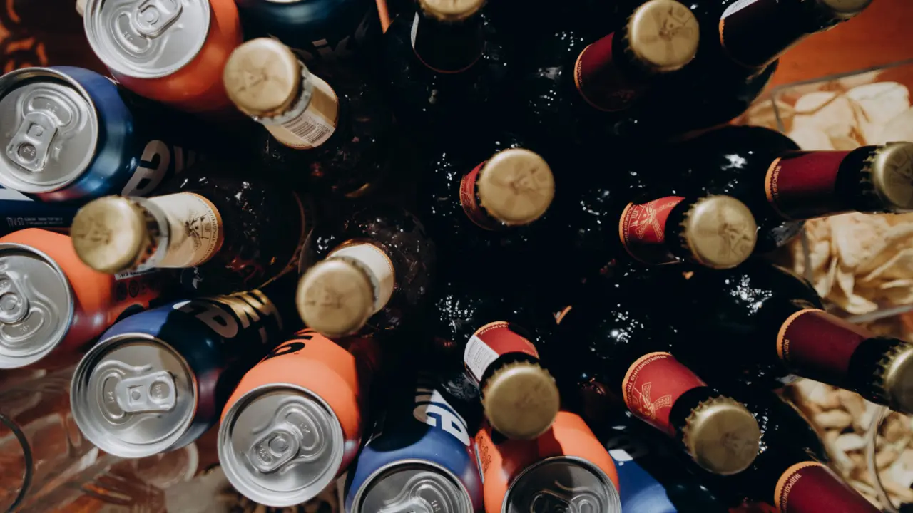 El error que cometes al beber cerveza de lata: un experto avisa del peligro oculto en el borde