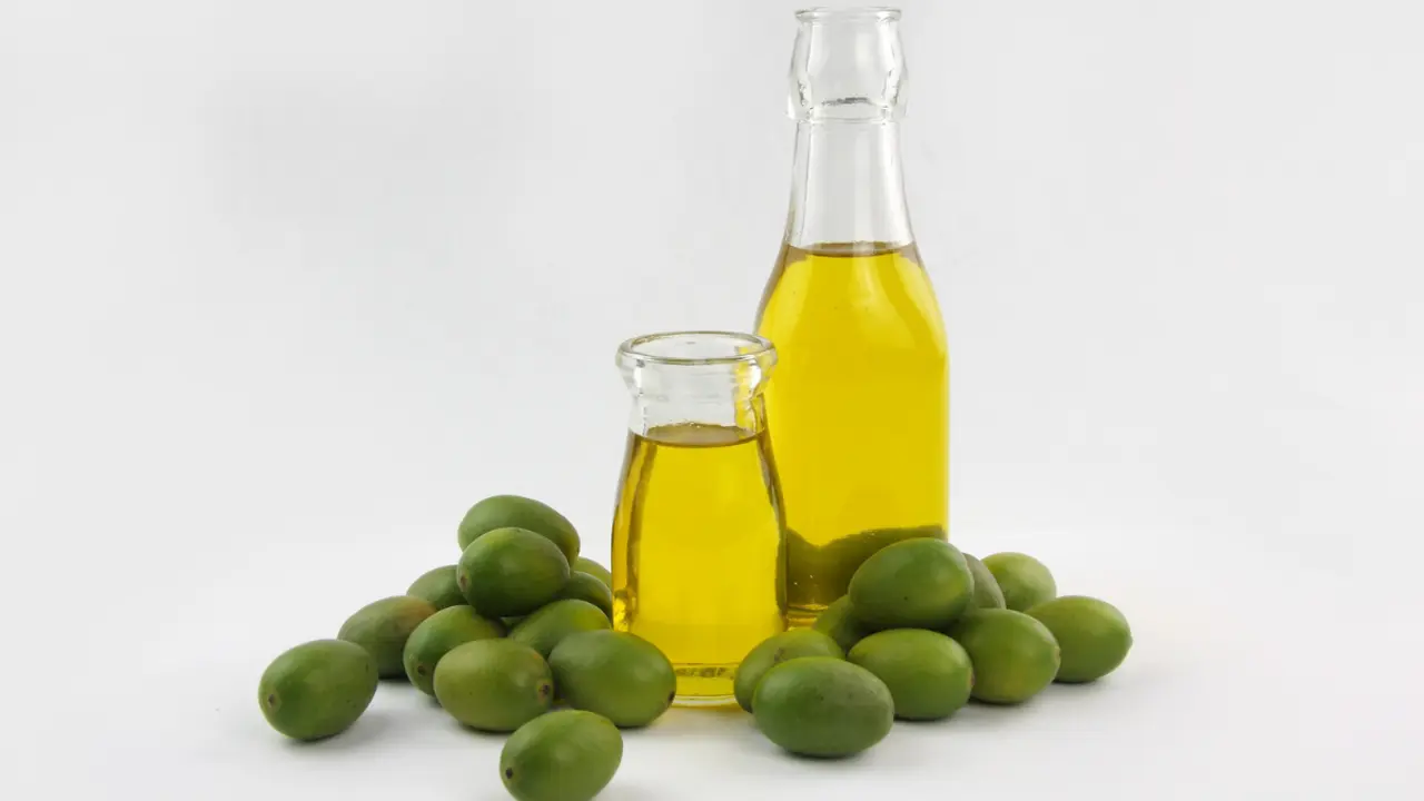 &iquest;Veneno en tu cocina? La OCU lanza una alerta contra el aceite de orujo de oliva por sustancias t&oacute;xicas