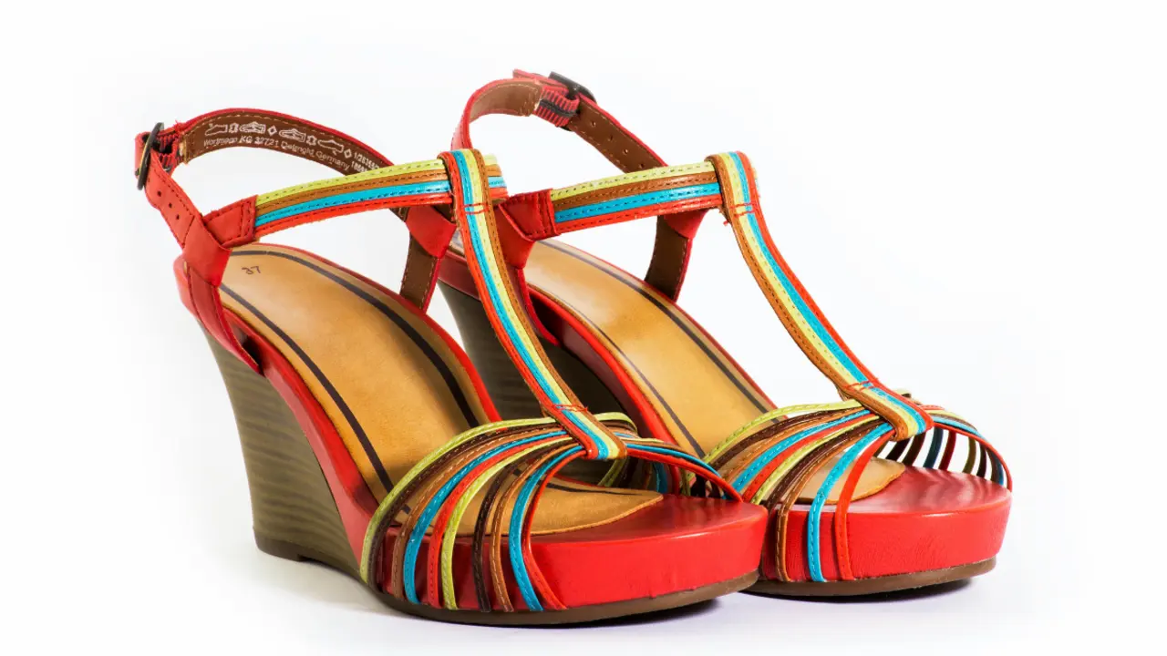 Vuelven las sandalias de cu&ntilde;a de los 2000: as&iacute; se lleva el calzado que amabas (u odiabas) para triunfar esta primavera.