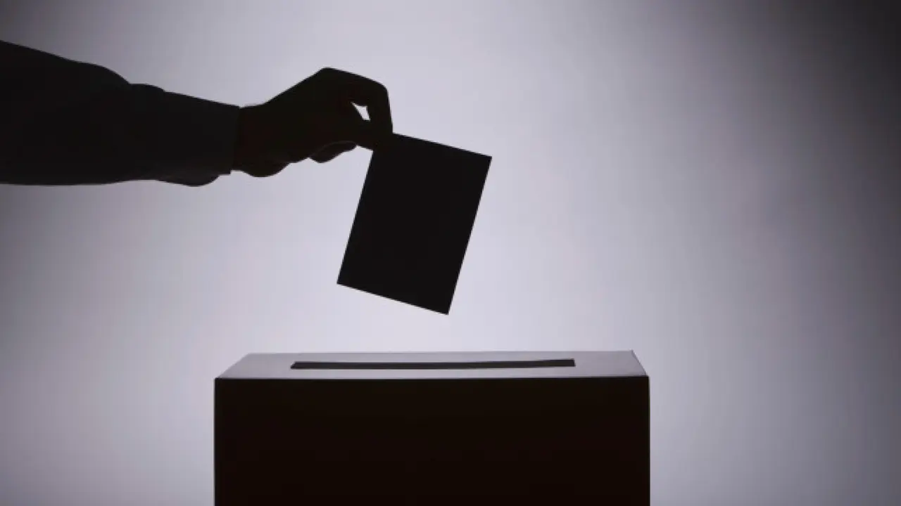 Persona votando.