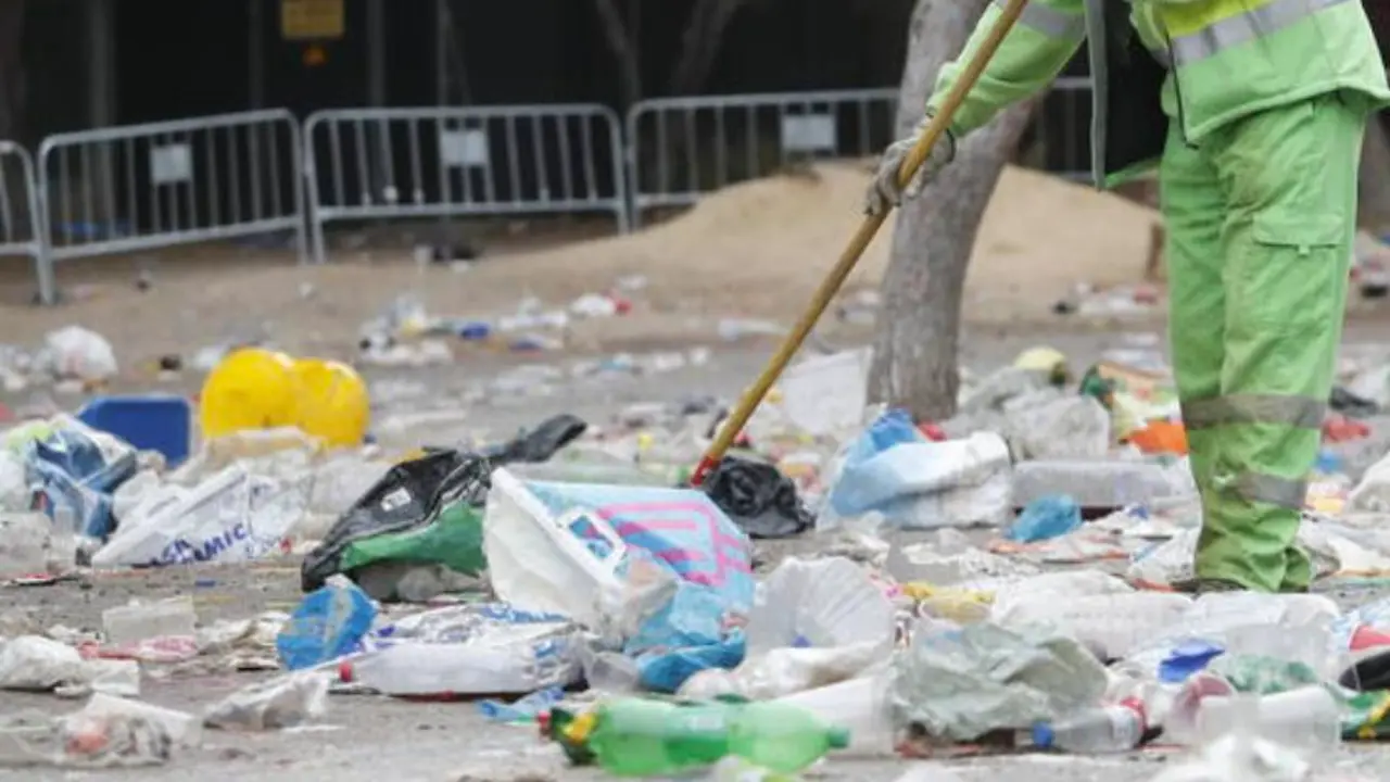 Los operarios de FCC trabajan durante todo el d&iacute;a para recoger las toneladas de basura / AZ