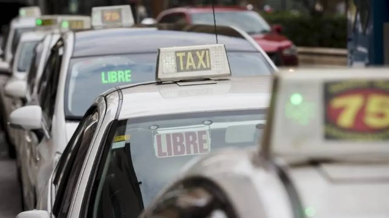 Imagen de taxis en Zaragoza /H.A.