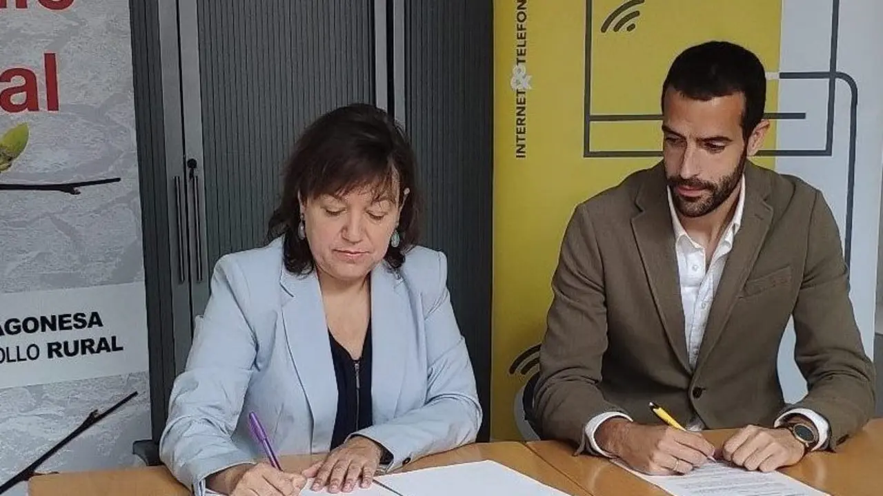 Momento de la firma del convenio entre la Presidenta de RADR, y Eti&eacute;n Aldea, Director de Marketing de Embou