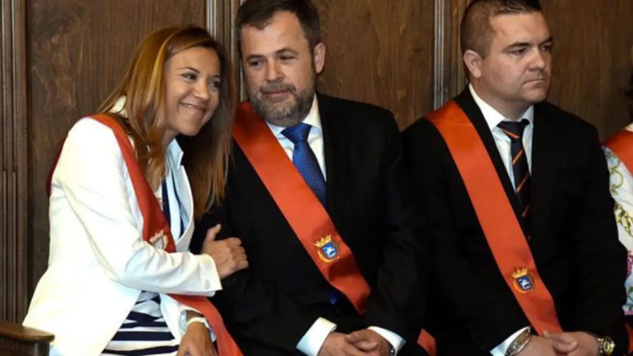 La 'popular' Ana Al&oacute;s junto al portavoz de Ciudadanos Jos&eacute; Luis Cadena, momentos antes de la votaci&oacute;n / EFE