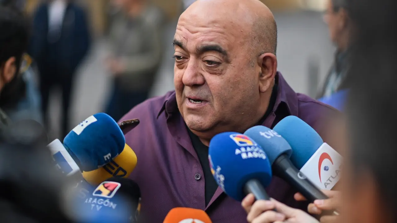 Javier La&iacute;nez, en declaraciones a los periodistas durante el juicio del 'crimen de los tirantes' / Marcos Cebri&aacute;n para HOY ARAG&Oacute;N