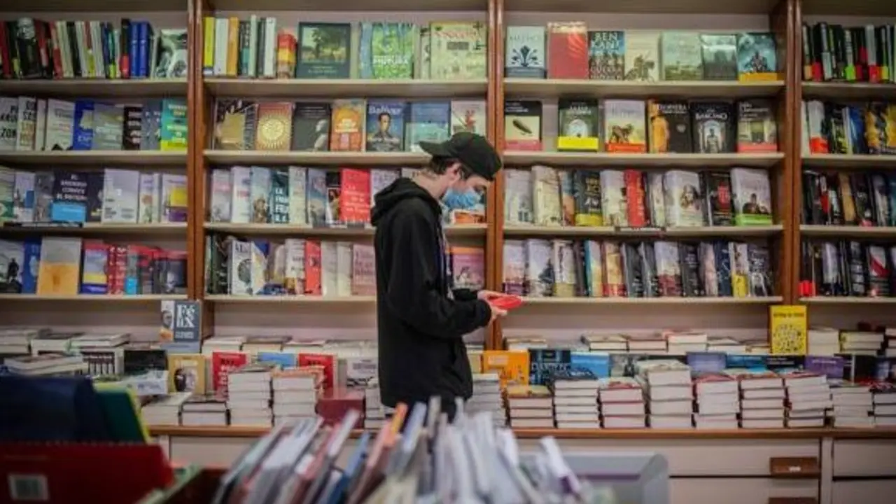 Un joven en una librer&iacute;a durante la pandemia/EP