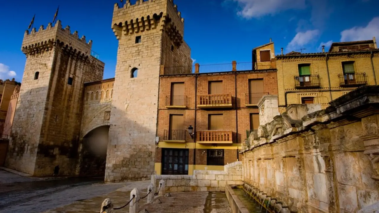 El pueblo de Daroca entre murallas.