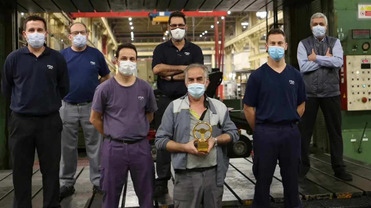 Trabajadores de Figueruelas reciben el premio Volante de Oro por el Opel Corsa-e