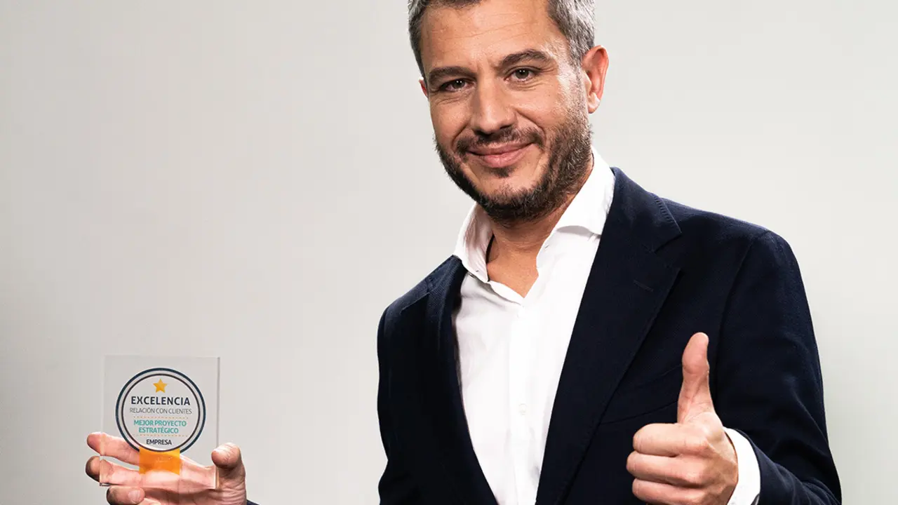 Nacho Torre posa con el premio al Mejor Proyecto de Innovaci&oacute;n Tecnol&oacute;gica concedido a Ibercaja Connect