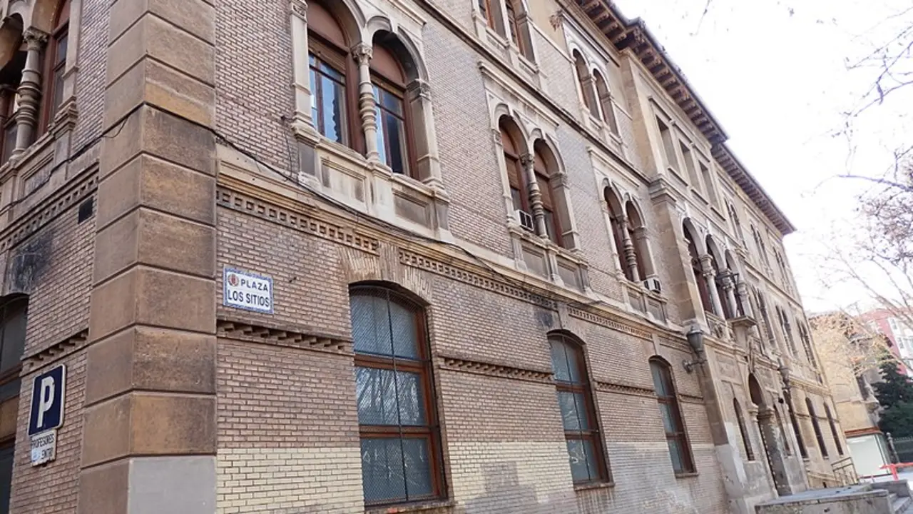 La Escuela de Artes y Oficios espera nueva vida en Plaza de los Sitios / Jzh2074 