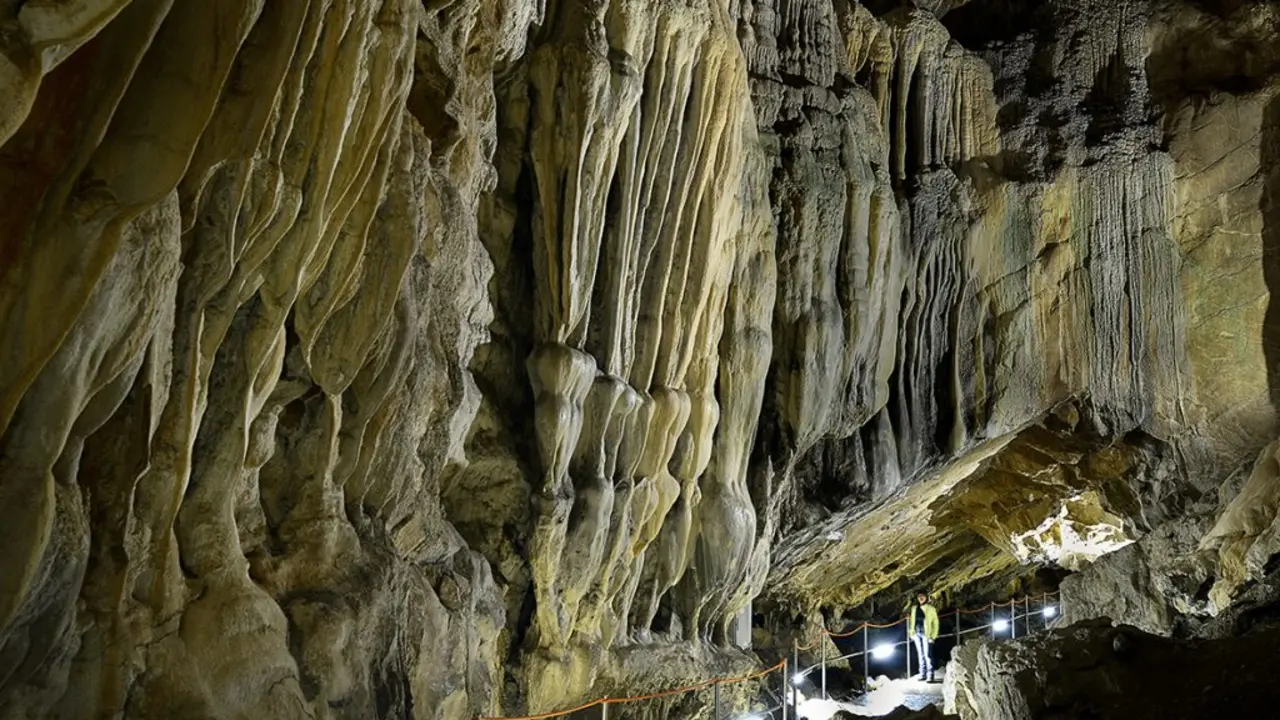 Las G&uuml;ixas es una de las grutas m&aacute;s famosas de Arag&oacute;n - Turismo de Villan&uacute;a