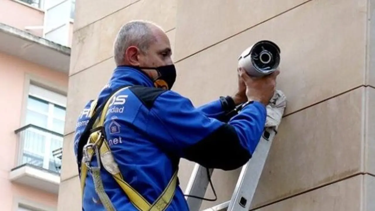 Imagen de archivo de la instalaci&oacute;n de c&aacute;maras de videovigilancia.