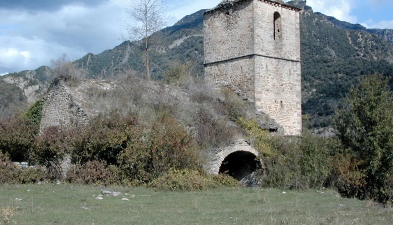 La iglesia de San Miguel domina el caser&iacute;o de J&aacute;novas / GA