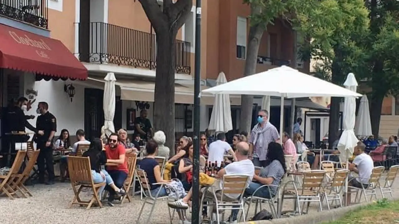 Las macroterrazas est&aacute;n provocando el hartazgo de muchos vecinos por el ruido y la supresi&oacute;n de plazas de aparcamiento / HA