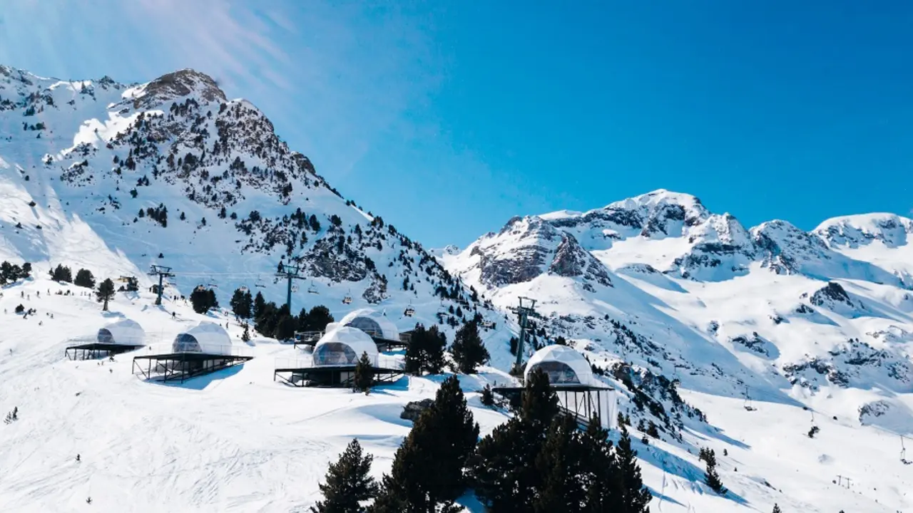 Dormir en confortables igl&uacute;s entre la nieve es posible en Formigal / Las Mugas