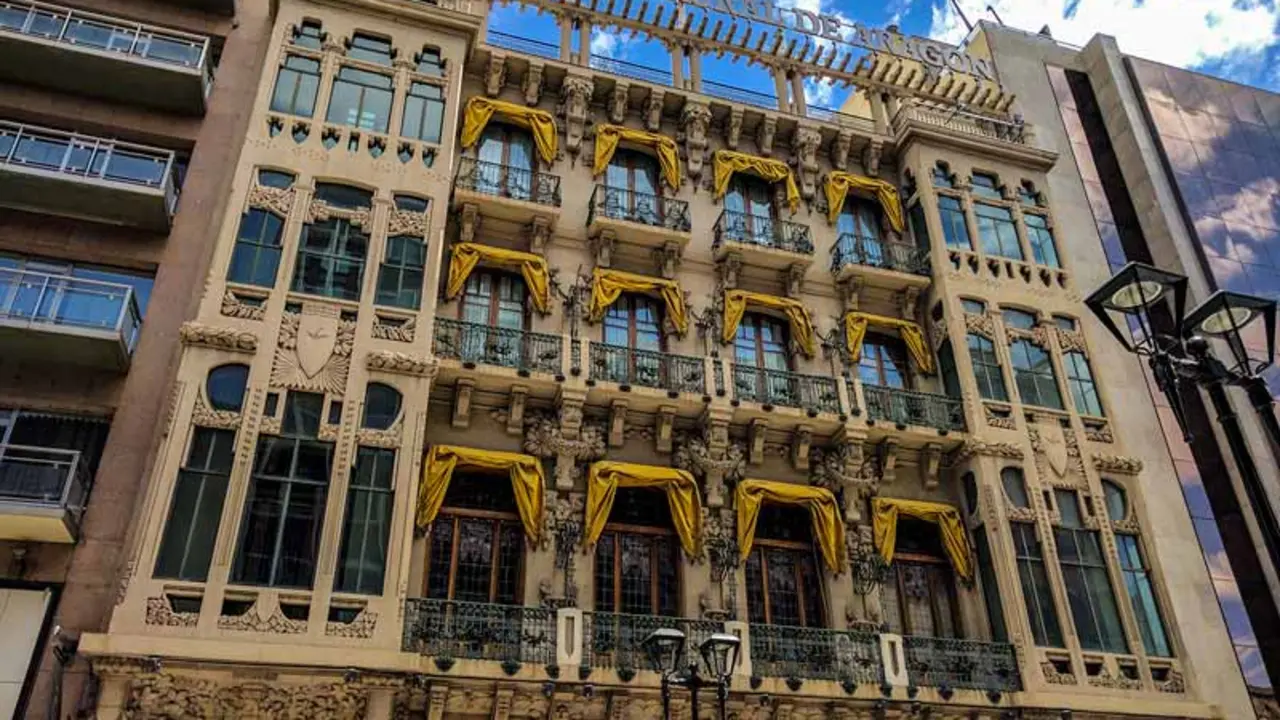 El colorido y modernista Casino Mercantil de Zaragoza / HA