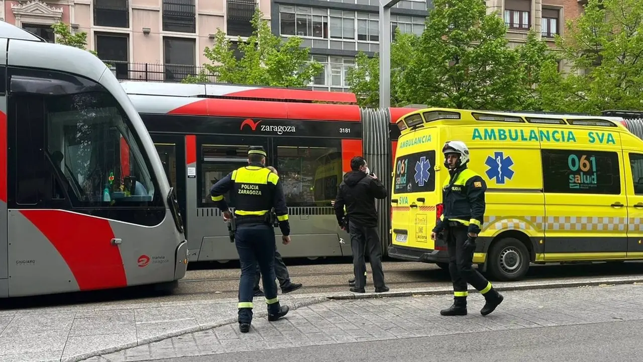 Imagen de archivo de otro incidente con el tranv&iacute;a en Zaragoza /H.A.