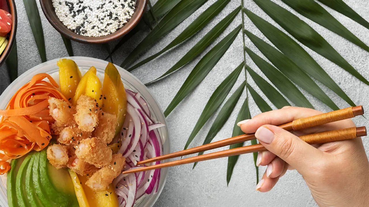 En Miss Poke tienen una amplia variedad de pokes y de comida japonesa / MP