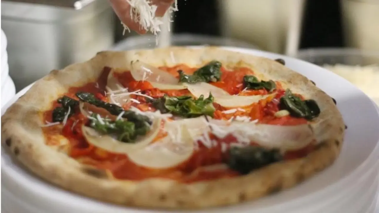 Leone Pizzer&iacute;a celebra San Valent&iacute;n en Puerto Venecia
