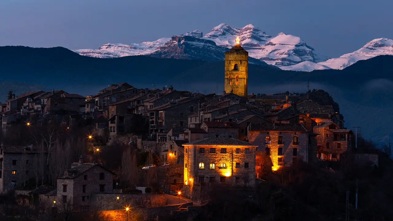 Ainsa, con la torre coronada por una estrella / Ayuntamiento de Ainsa 