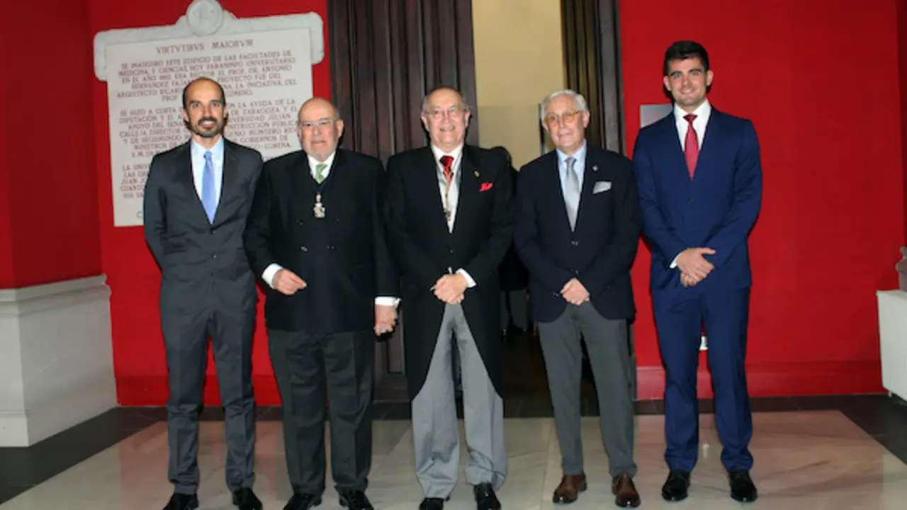 De izda. A dcha.; Dr. D. Eduardo Esteban Zubero (ganador del premio Analiza & Montpellier Laboratorio); Dr. D. Antonio M. Ballesta (director m&eacute;dico de Analiza); Prof. D. Luis Miguel Tobajas Asensio (presidente de la RAM); Dr. D. Alfredo P&eacute;rez Lamb&aacute;n (delegado provincial de Asisa y director m&eacute;dico de la Cl&iacute;nica HLA Montpellier en Zaragoza) y Dr. D. V&iacute;ctor Villarm&iacute;n Mart&iacute;n (ganador Premio Asisa & HLA Montpellier)