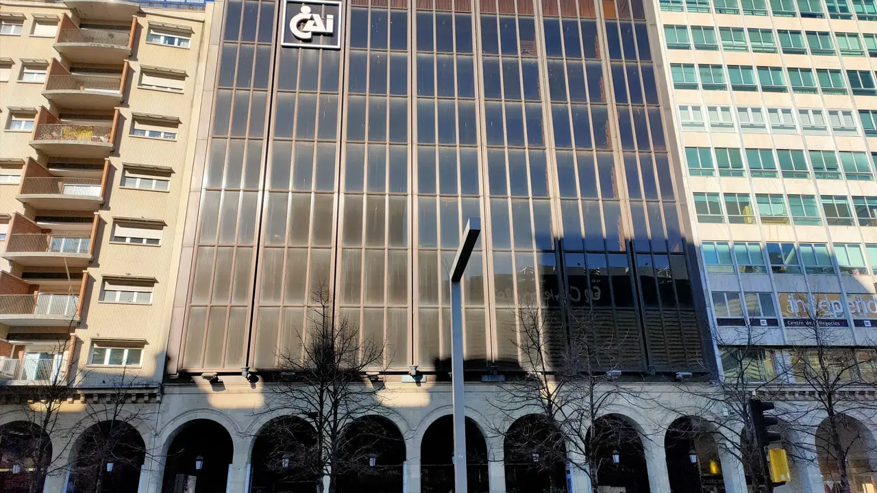 El edificio est&aacute; en una de las mejores zonas de Zaragoza / HA