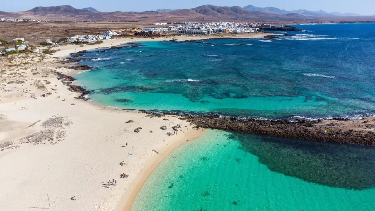 La isla de Fuerteventura tiene todo para conocer un paisaje salvaje y paradis&iacute;aco / Islas Canarias