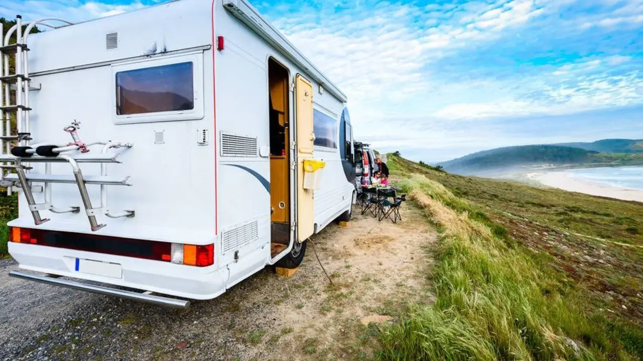 El hombre vive en una caravana sin ingresos