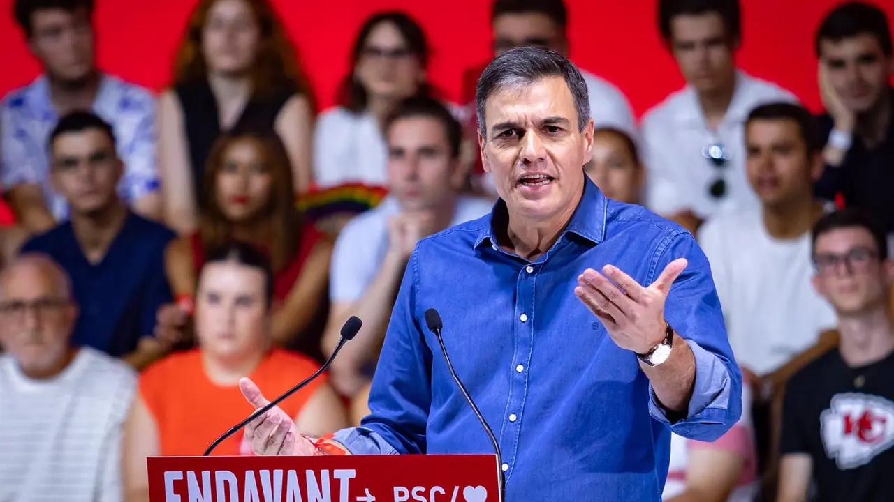 16/07/2023 El presidente del Gobierno de Espa&ntilde;a y secretario general del PSOE, Pedro S&aacute;nchez, interviene en un mitin electoral, en el Palacio de Congresos, a 16 de julio de 2023, en Barcelona, Catalunya (Espa&ntilde;a). Este mitin electoral del PSOE se enmarca dentro de la campa&ntilde;a electoral que est&aacute; llevando al presidente del Gobierno a visitar varias ciudades espa&ntilde;olas de cara a las elecciones generales del pr&oacute;ximo 23 de julio.
POLITICA 
Kike Rinc&oacute;n - Europa Press