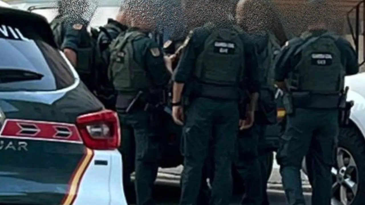 Imagen de efectivos de la Guardia Civil en Alca&ntilde;iz preparando la b&uacute;squeda de los detenidos en Castellote / H.A.