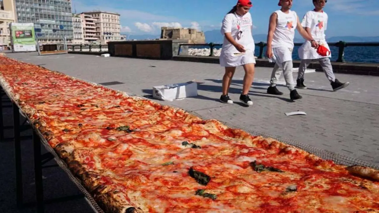 La pizza m&aacute;s larga del mundo, elaborada en N&aacute;poles / HA