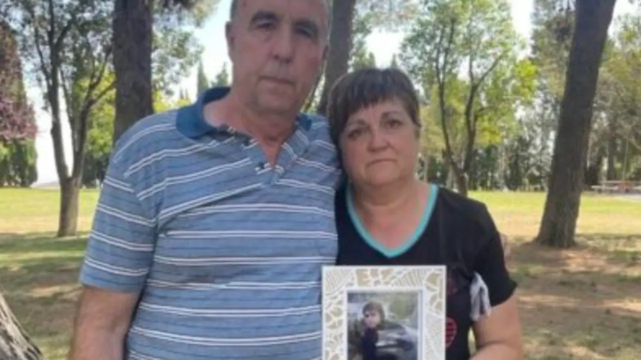 Imagen de los padres de Joel pidiendo justicia con una fotograf&iacute;a de su hijo / Cedida a HOY ARAG&Oacute;N