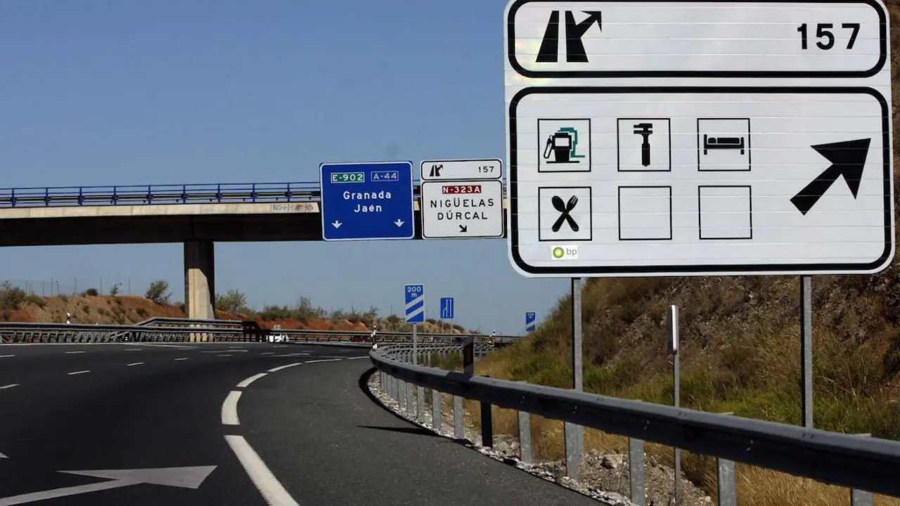 El desv&iacute;o para acceder a una gasolinera puede resultar enga&ntilde;oso / HOY ARAG&Oacute;N