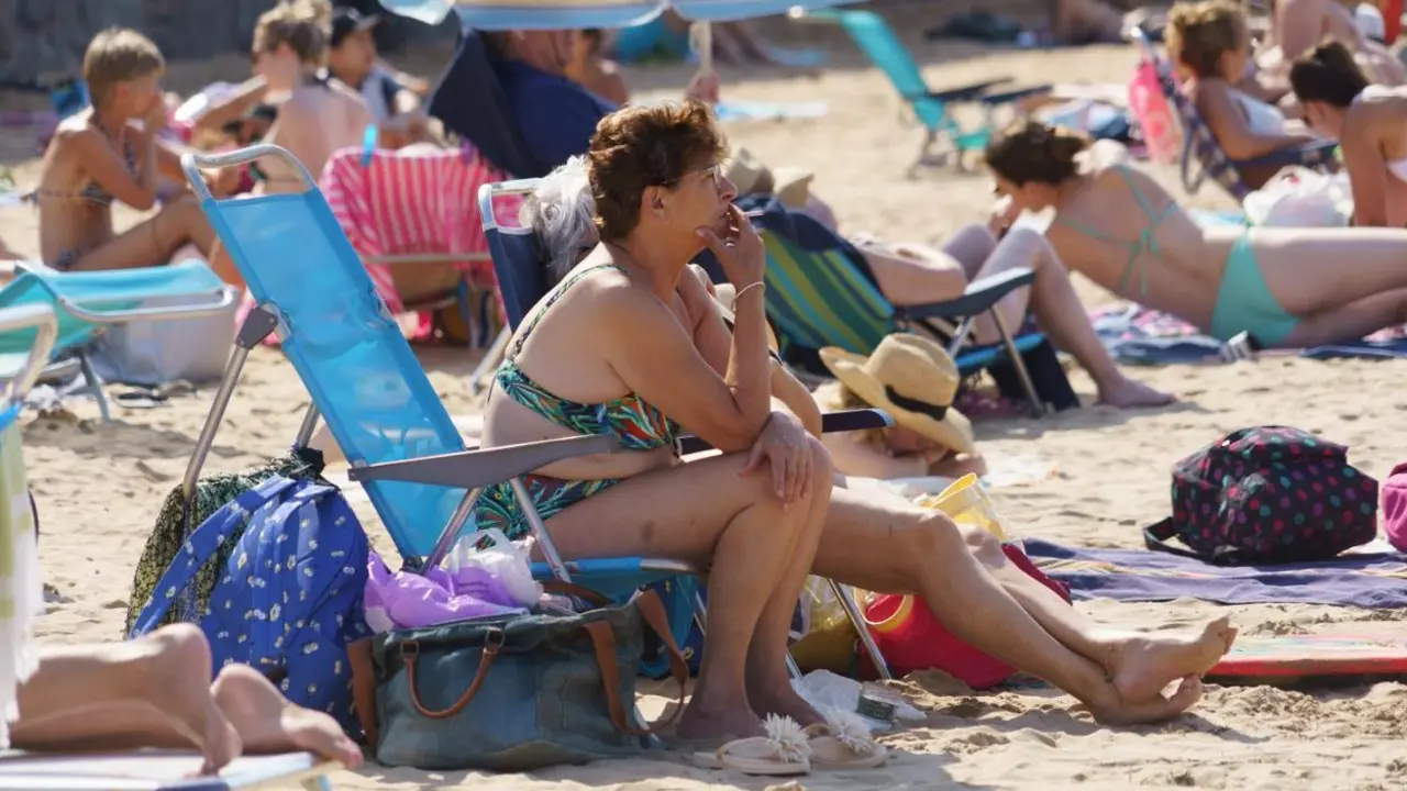 Una se&ntilde;ora disfruta pl&aacute;cidamente de una ma&ntilde;ana en la playa / HOY ARAG&Oacute;N