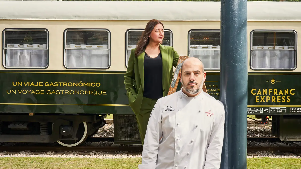 Eduardo Salanova y Ana Ac&iacute;n, ante el restaurante vag&oacute;n / Manolo Yllera 