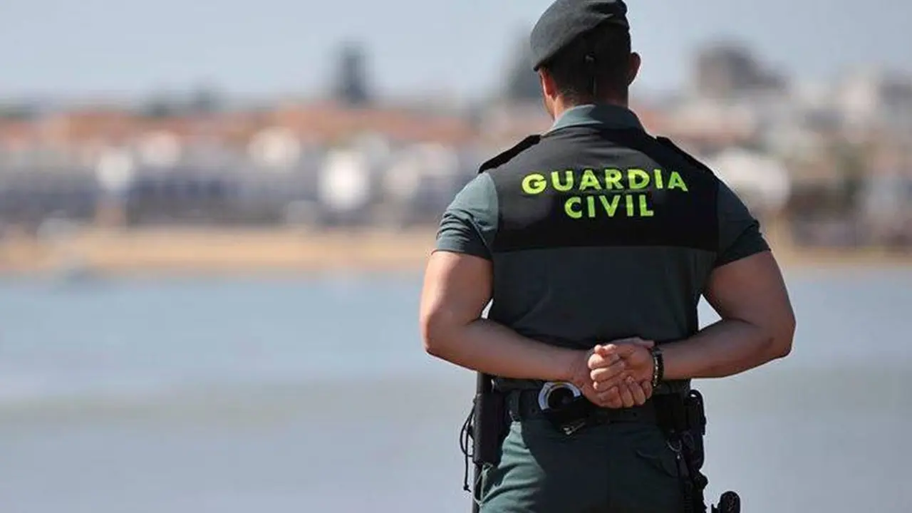 Un Guardia Civil custodia una zona de una playa en plena investigaci&oacute;n policial / EP