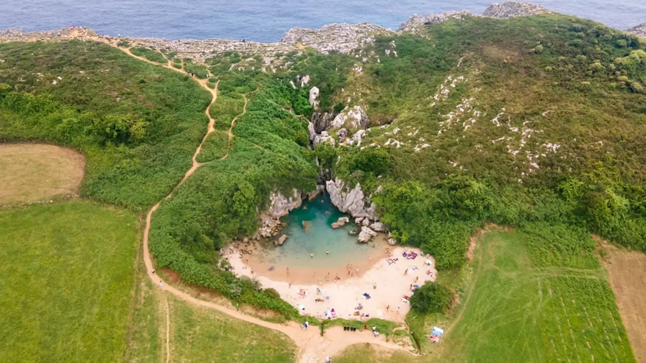 Playa de Gulpiyuri, Asturias.