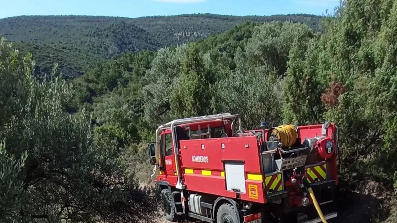 Un cami&oacute;n de bomberos se desplaza para distribuir agua por el Pirineo / Cedida