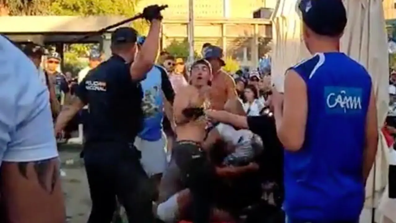 La Polic&iacute;a Nacional intervino con eficacia para frenar la pelea entre aficionados colombianos / HOY ARAG&Oacute;N