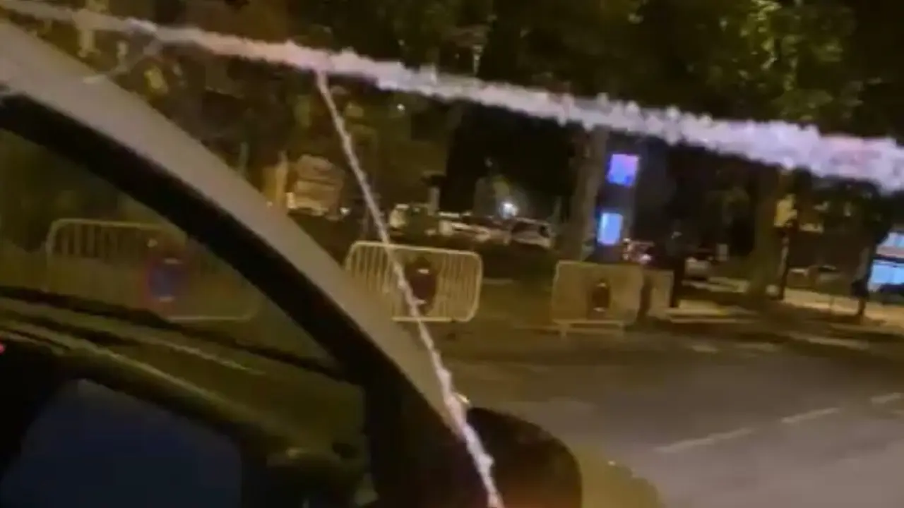 Imagen que grab&oacute; Susana de su coche detenido al lado de las cuerdas que pusieron en la carretera /H.A.