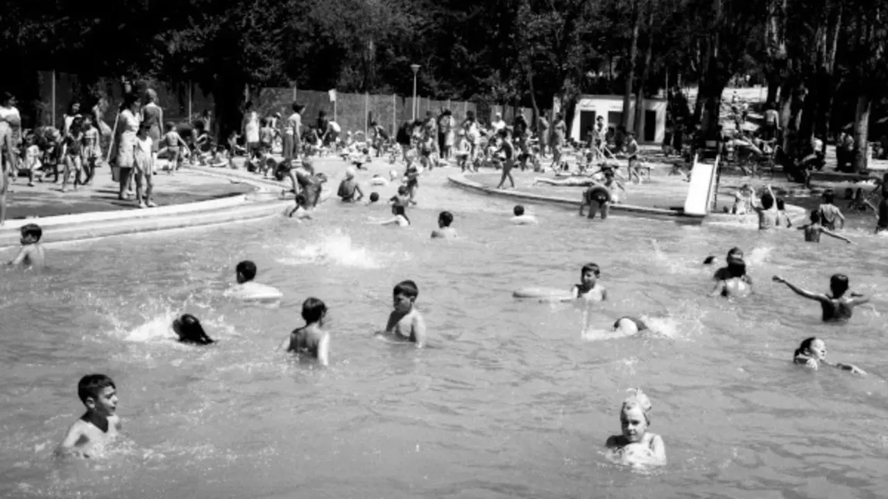 La piscina p&uacute;blica del Parque Grande junto al Huerva, en 1968 / 
Ayuntamiento de Zaragoza-Gerardo Sancho Ramo 