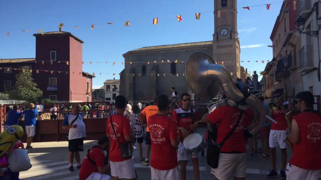 Las fiestas se celebran en plena calle, punto de encuentro de los vecinos / HA