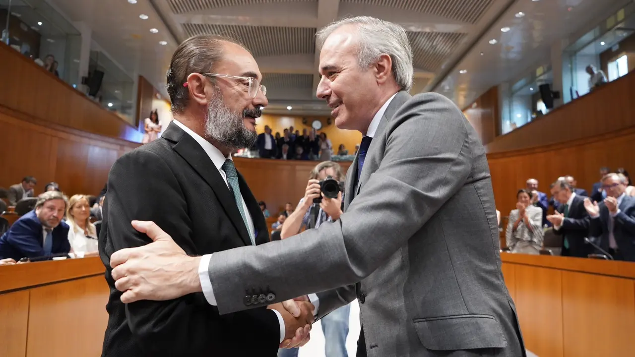 Cordial saludo de Azc&oacute;n y Lamb&aacute;n en la sesi&oacute;n de investidura / HA