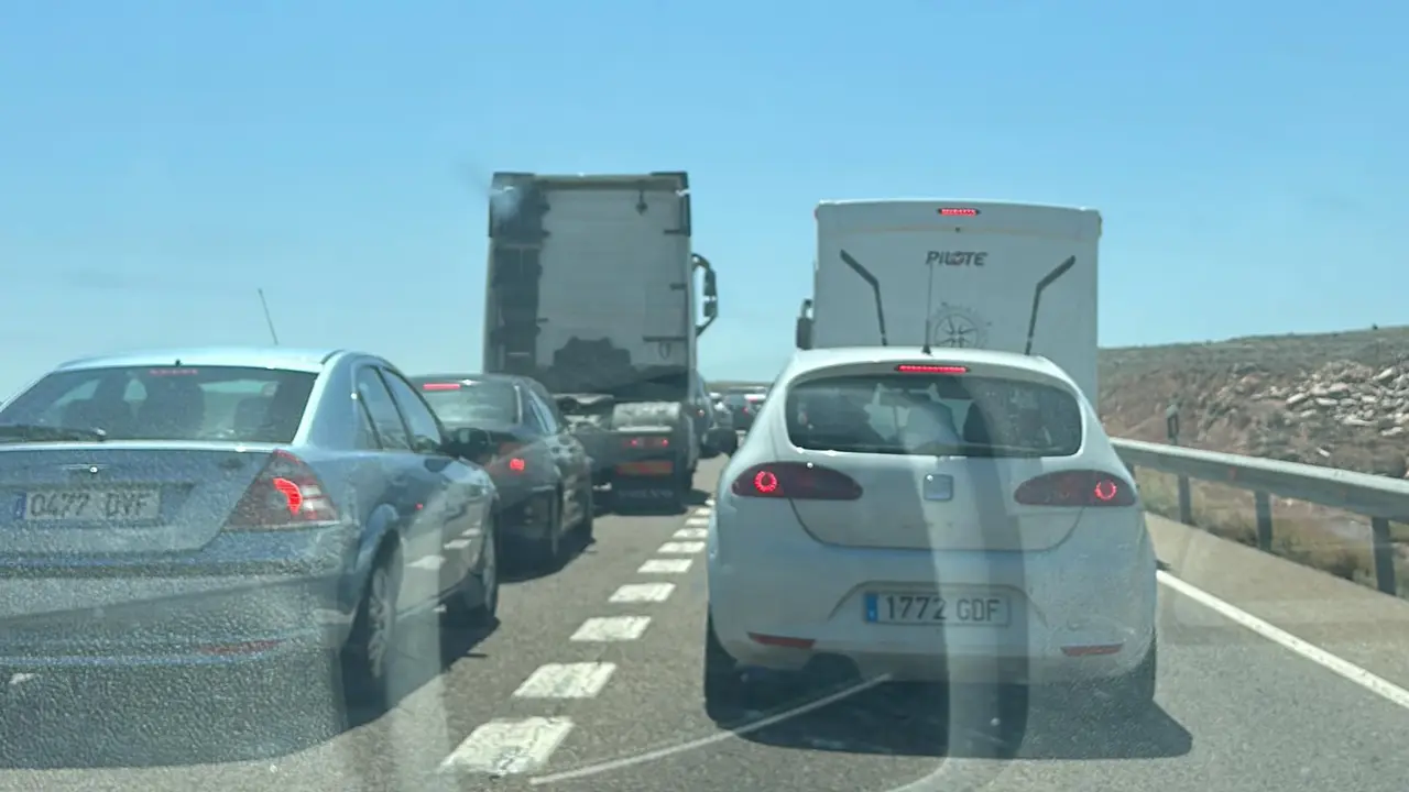 Veh&iacute;culos parados en la N-232, este viernes al mediod&iacute;a / HA